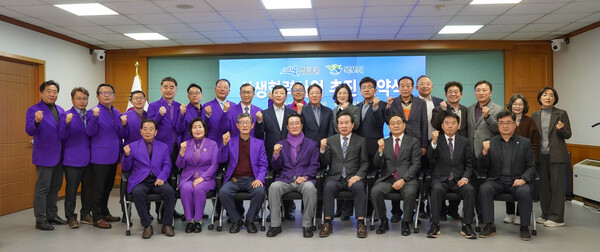 목포시가 지난 17일 신안군과 함께 목포시청 상황실에서 ‘목포·신안 상생협력사업 업무협약’을 체결했다./ 사진=목포시